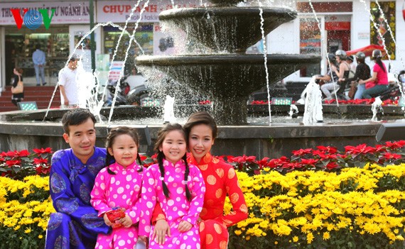 Spring flowers blossoming around Hanoi Lake - ảnh 11